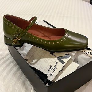 LAROSA LOW HEEL MARY JANES NWT
